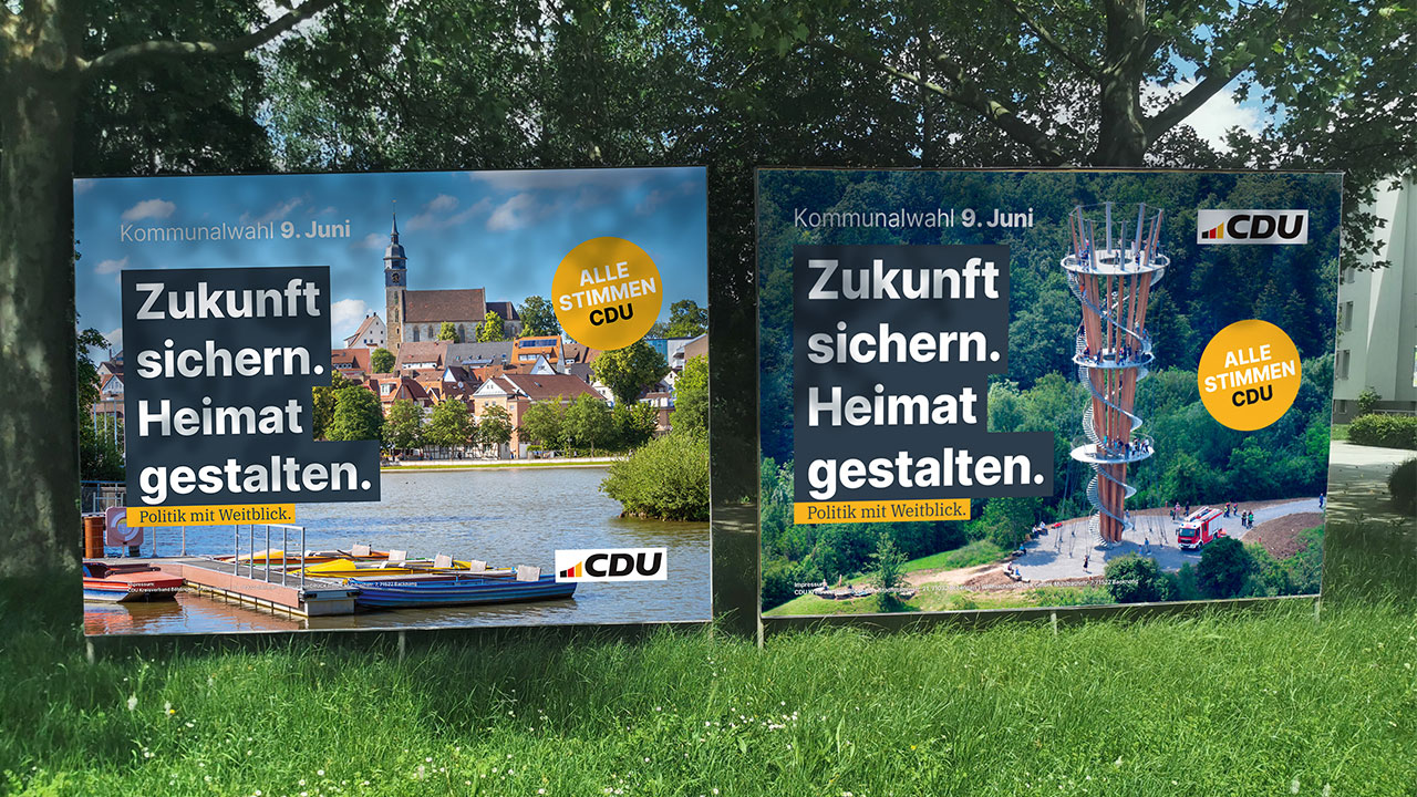 Zwei Großflächenplakate der CDU auf einer Wiese.